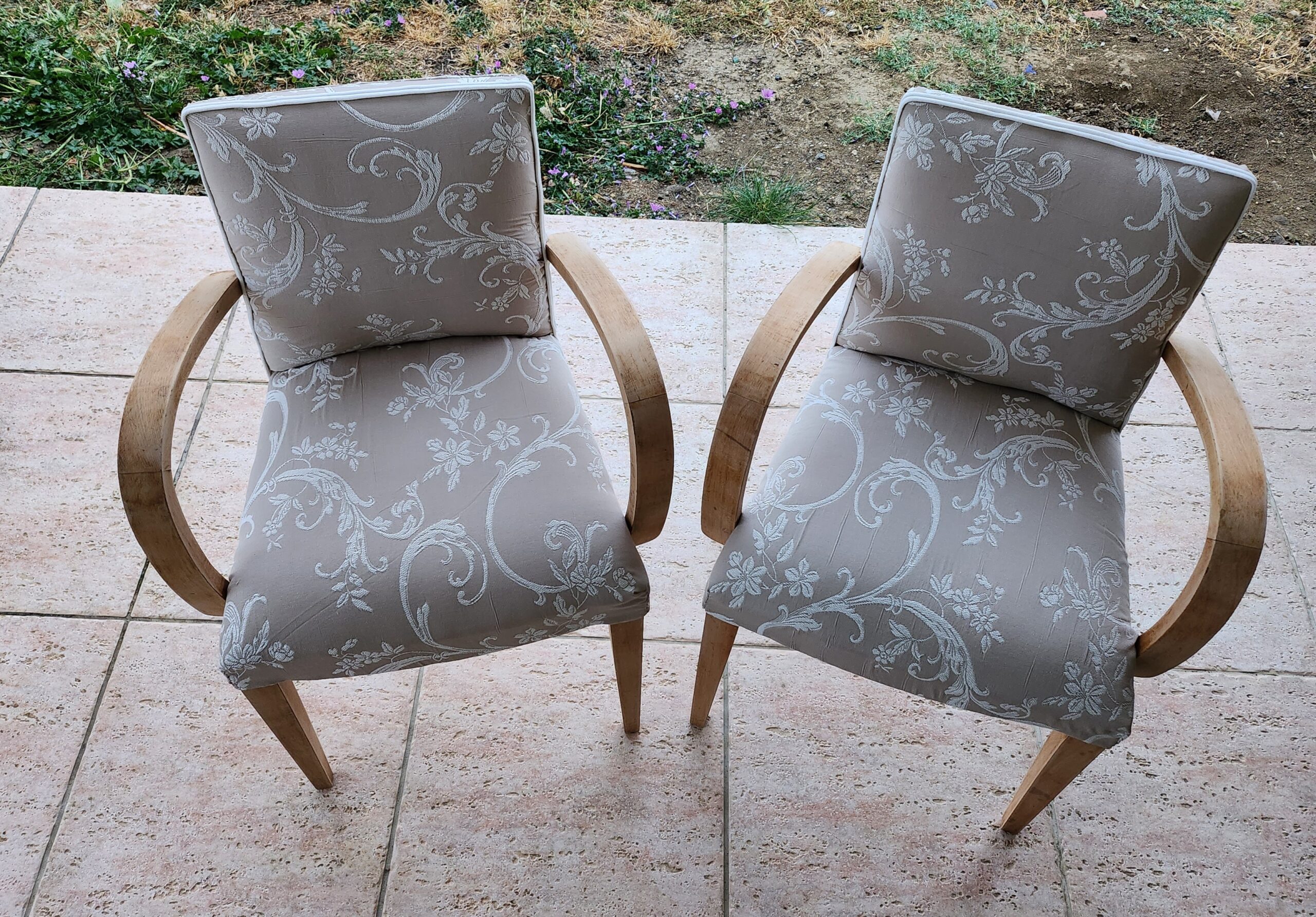 2 bridges tissu floral beige arabesque - vue par dessus sur une terasse carrelé