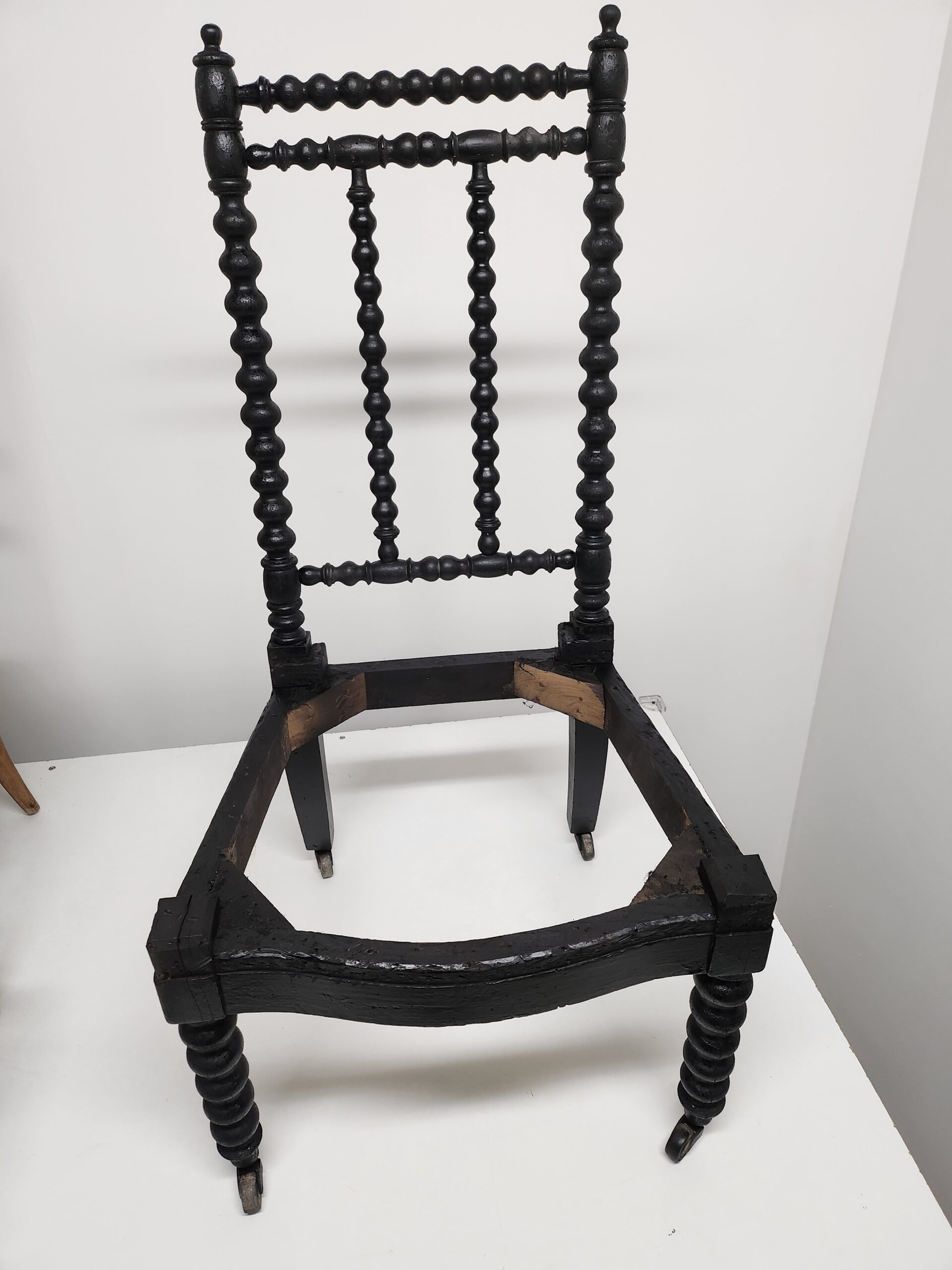 carcasse prie dieu sur l'établi blanc