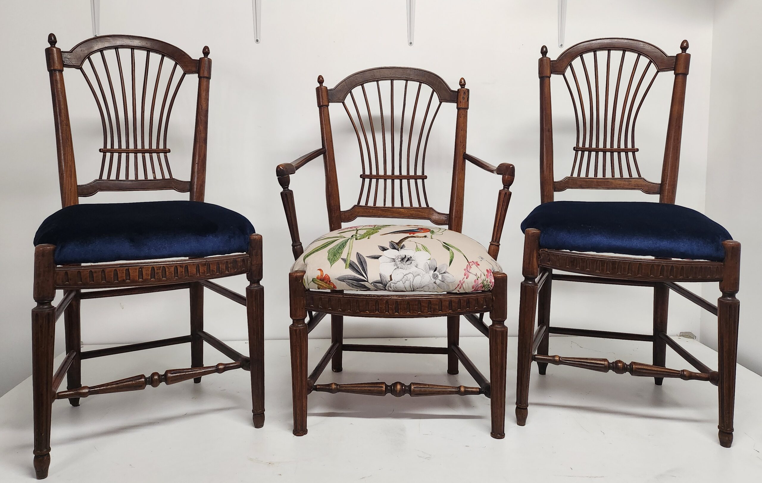 3 chaises lyre celle du milieu en tissu avec des oiseaux et les 2 autres en velours bleu marine intense