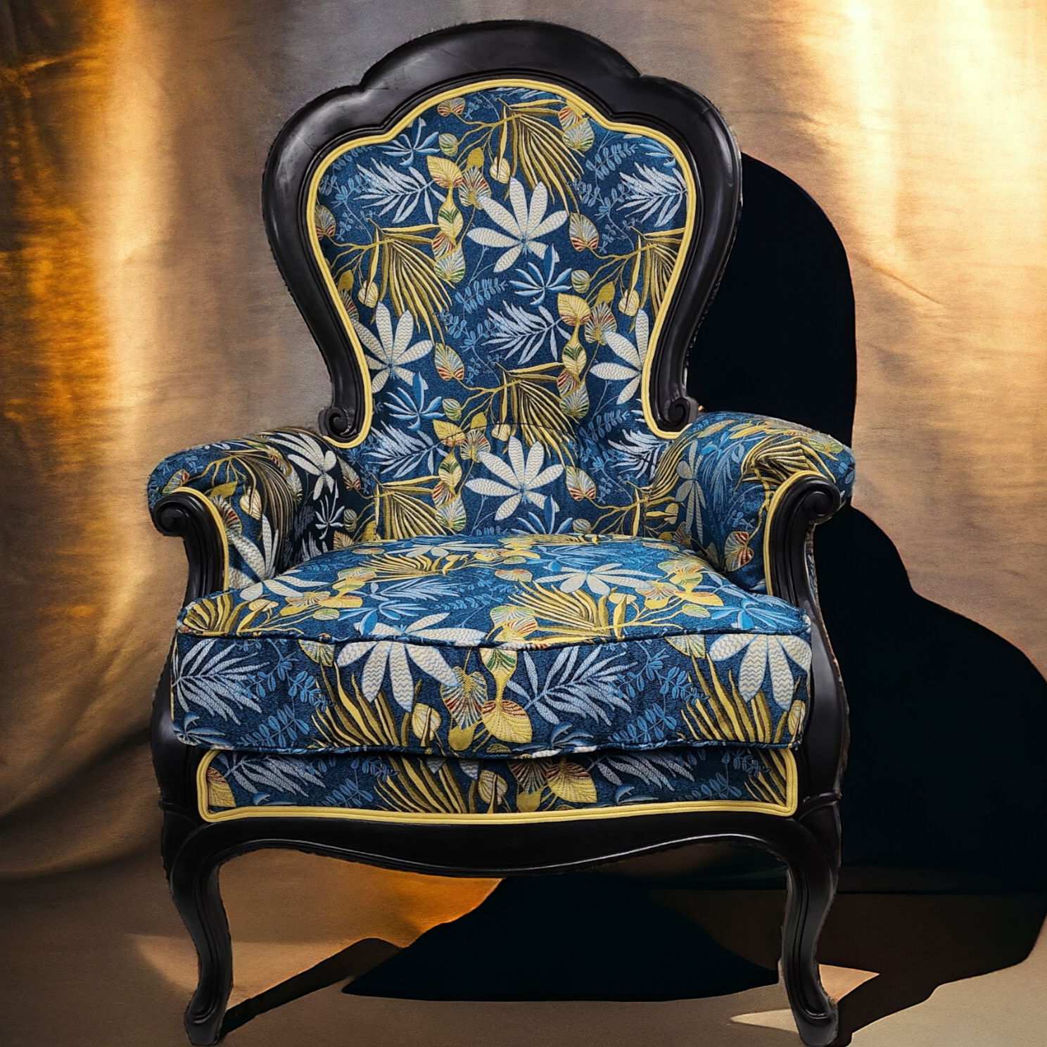 bergère Napoléon III - tissu jacquard bleu et fleurs doré avec un galon jaune 
