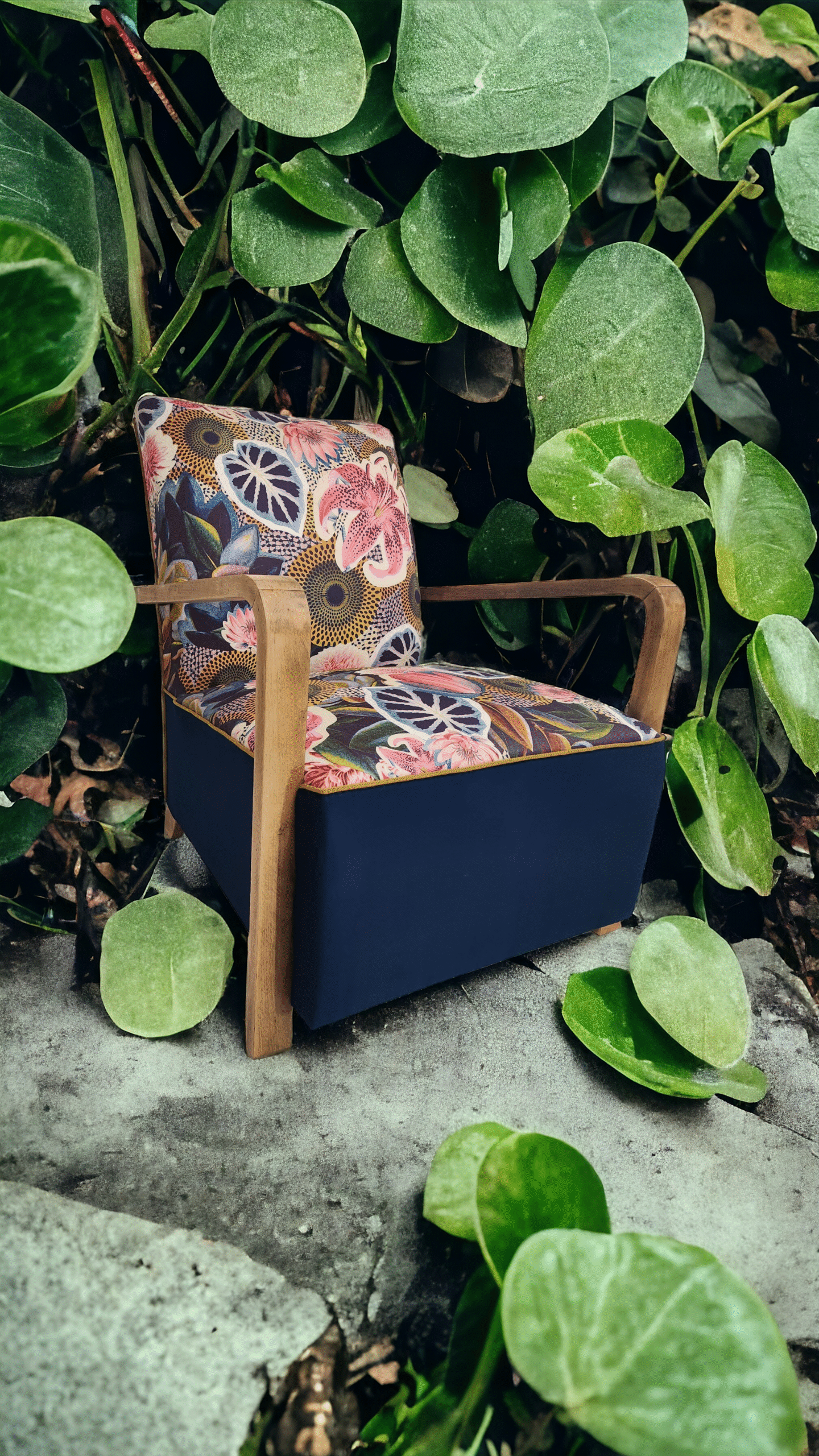 visuel d'un fauteuil art déco rénové avec un tissu à fleurs dans un paysage de feuilles