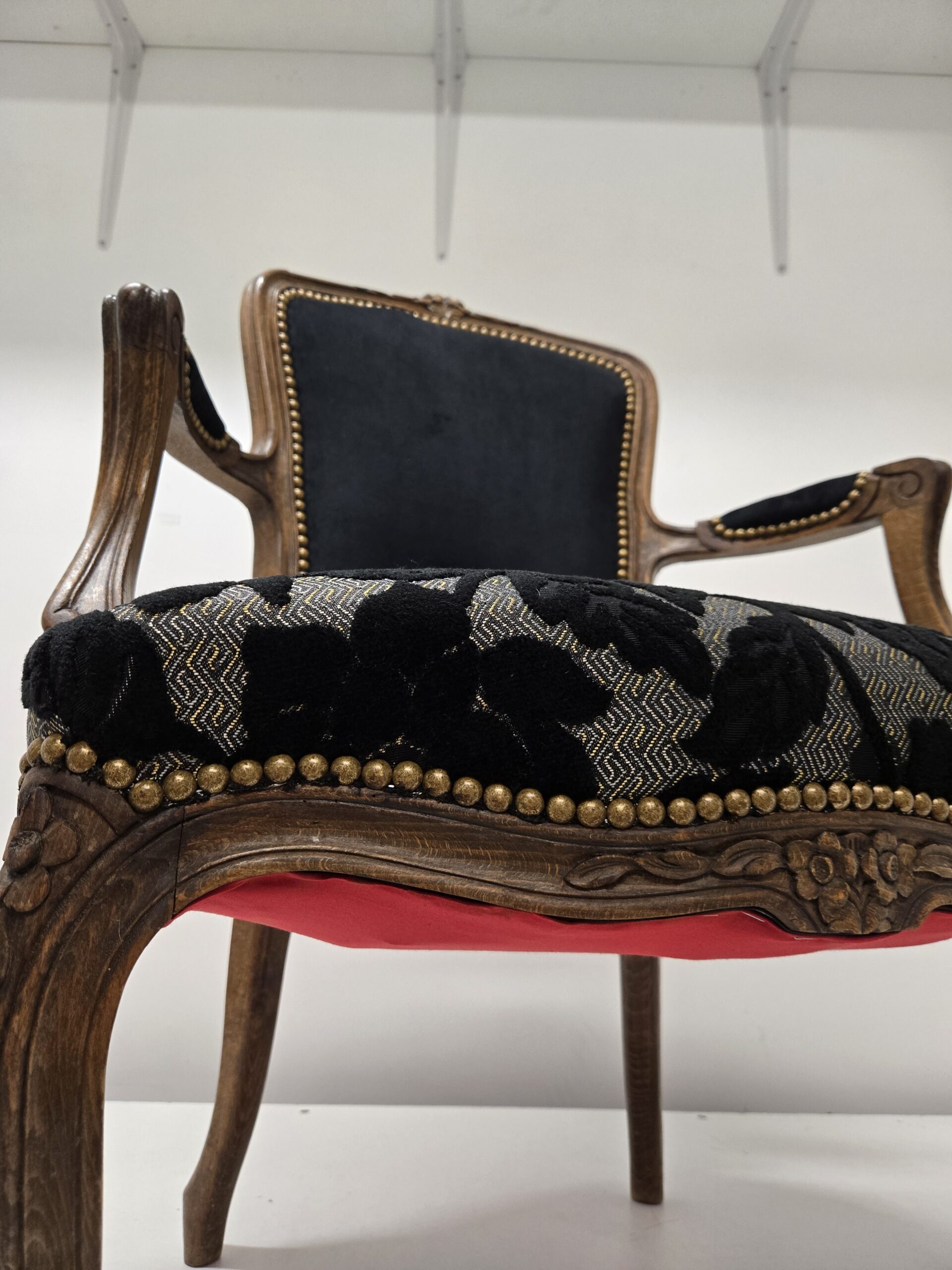 cabriolet rénové en velours à fleurs assise et noir sur le dossier et dessous rouge