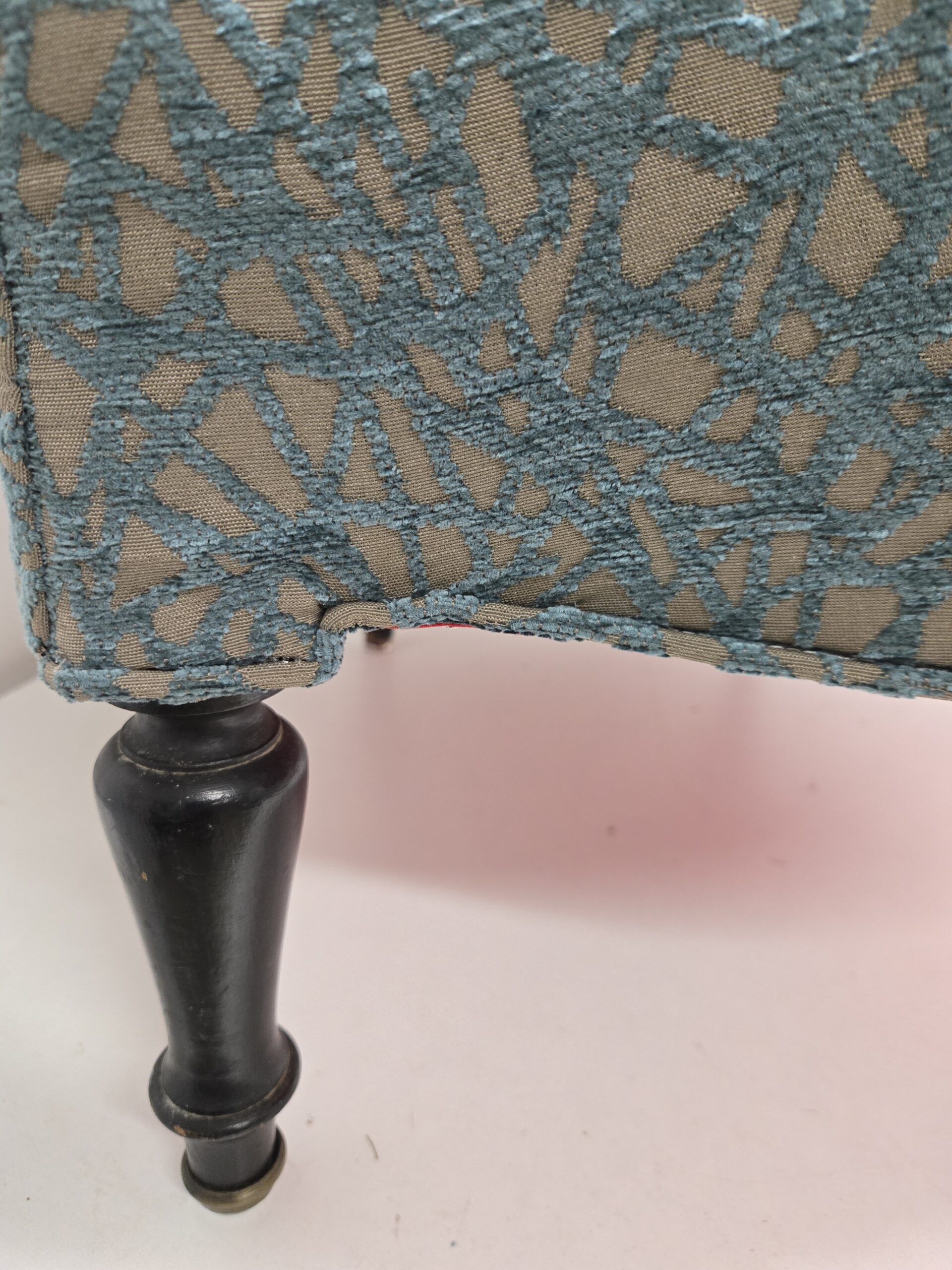 Crapaud Capitonné - tissu géométrique fond gris et bleu en velours relief - détail du pied avec passepoil