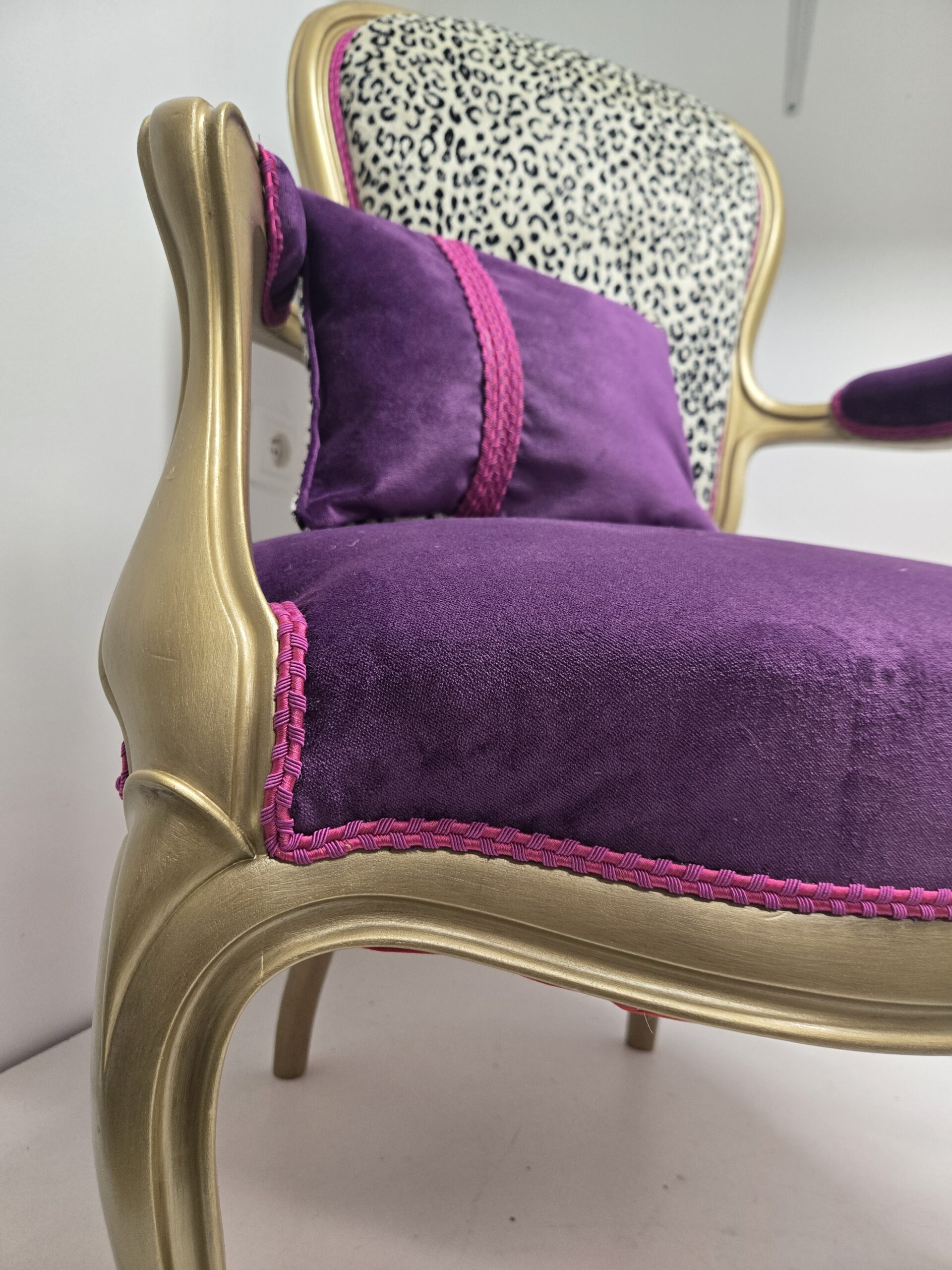 Cabriolet revisité Baroque boiserie doré velours prune , passementerie rose et dossier tissu léopard