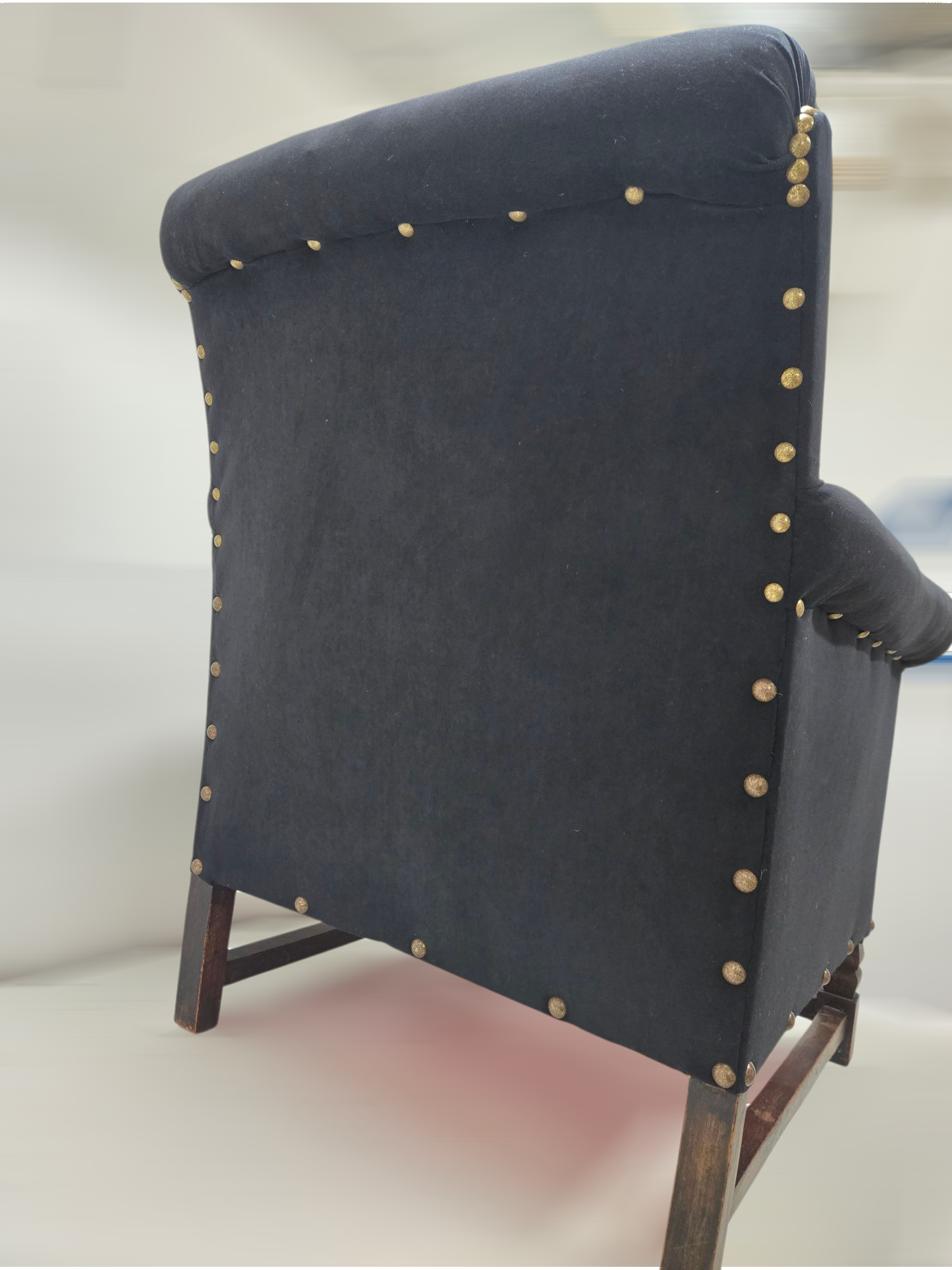 dossier du club en velours noir et clous espacé de diamètre 16 et 18
