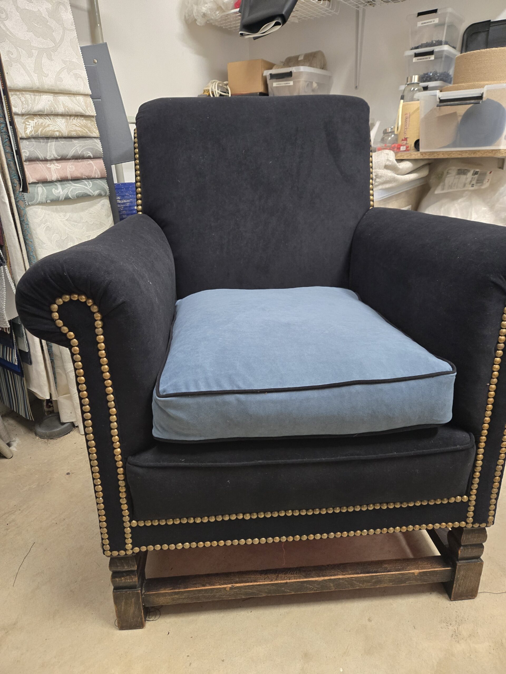 fauteuil club revisité en tissu noir et gris bleu pour le coussin