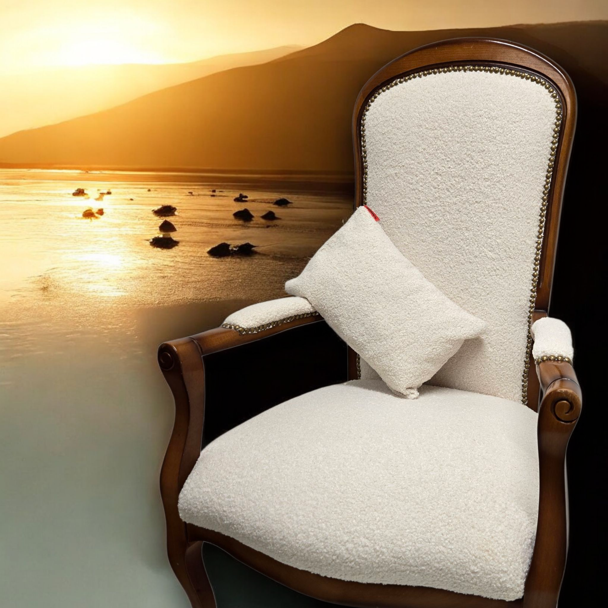 Voltaire - Tissu bouclettes beige - finition cou sur le dossier et les manchettes uniquement