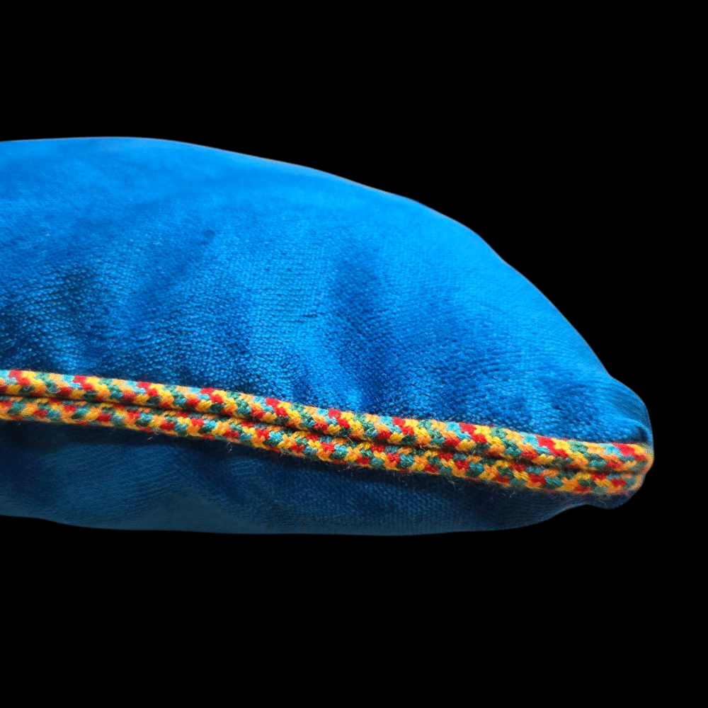 Apportez éclat et style à votre intérieur avec le coussin Ysaline. Son bleu Klein intense associé à un passepoil multicolore crée un contraste moderne et chic, parfait pour habiller canapé, fauteuil ou lit. Confortable et moelleux, Maëlys allie design élégant et praticité pour une déco pleine de caractère.