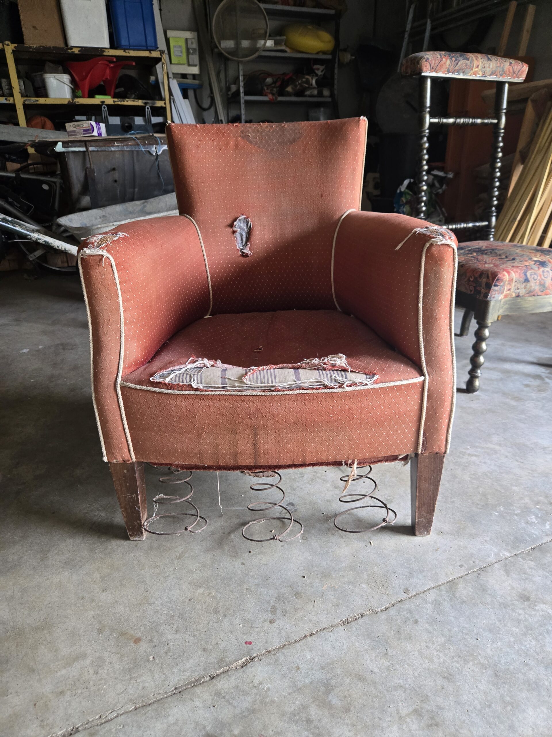 fauteuil années 50 - AVANT - ressorts sortis de couleur brique