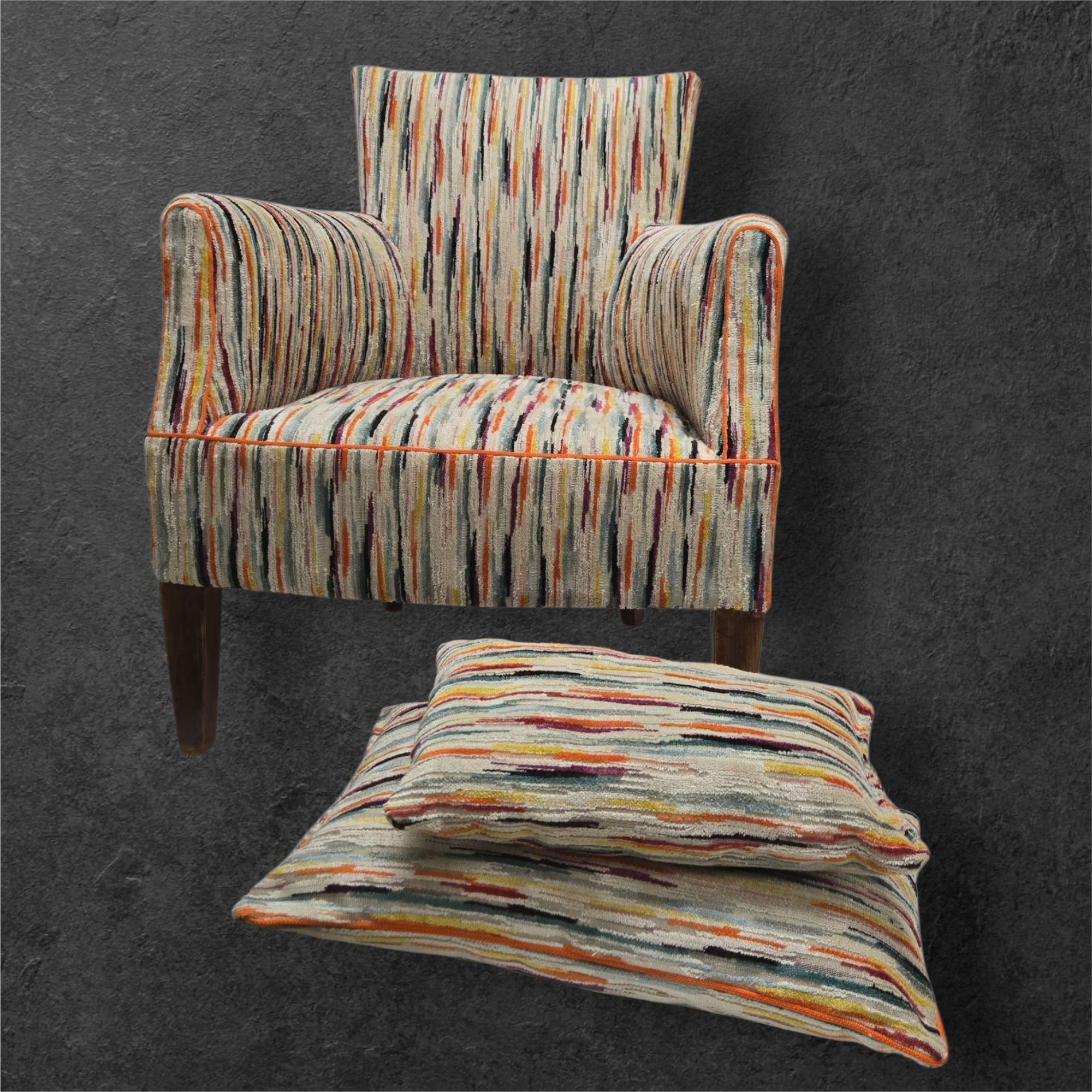 fauteuil des années 50 avec tissu velours rayés multicolore et 2 coussins dans le même tissu 