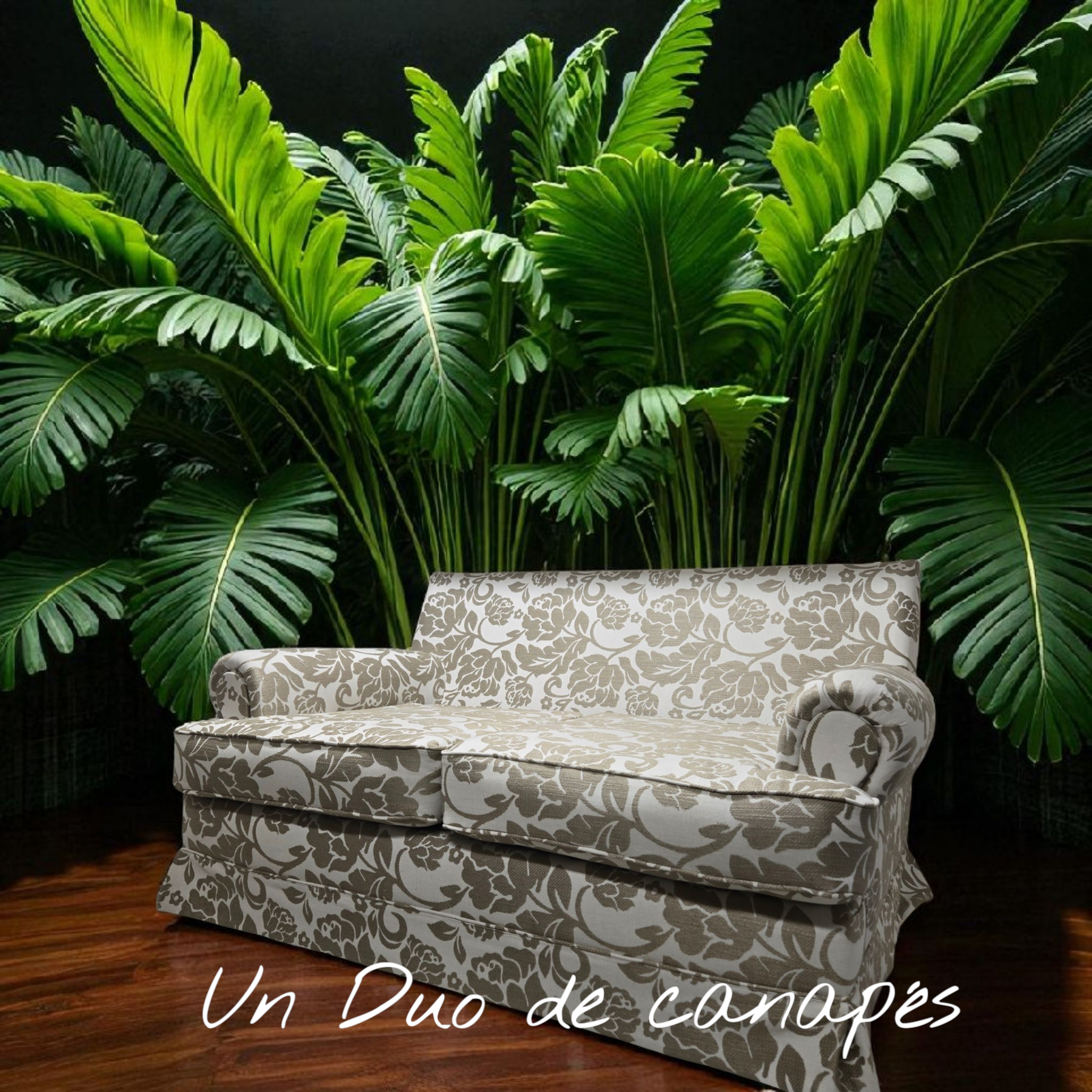 canapé avec un tissu à fleurs beige et blanc - tissu damassé - sur un fond de verdure - plantes de grandes feuilles