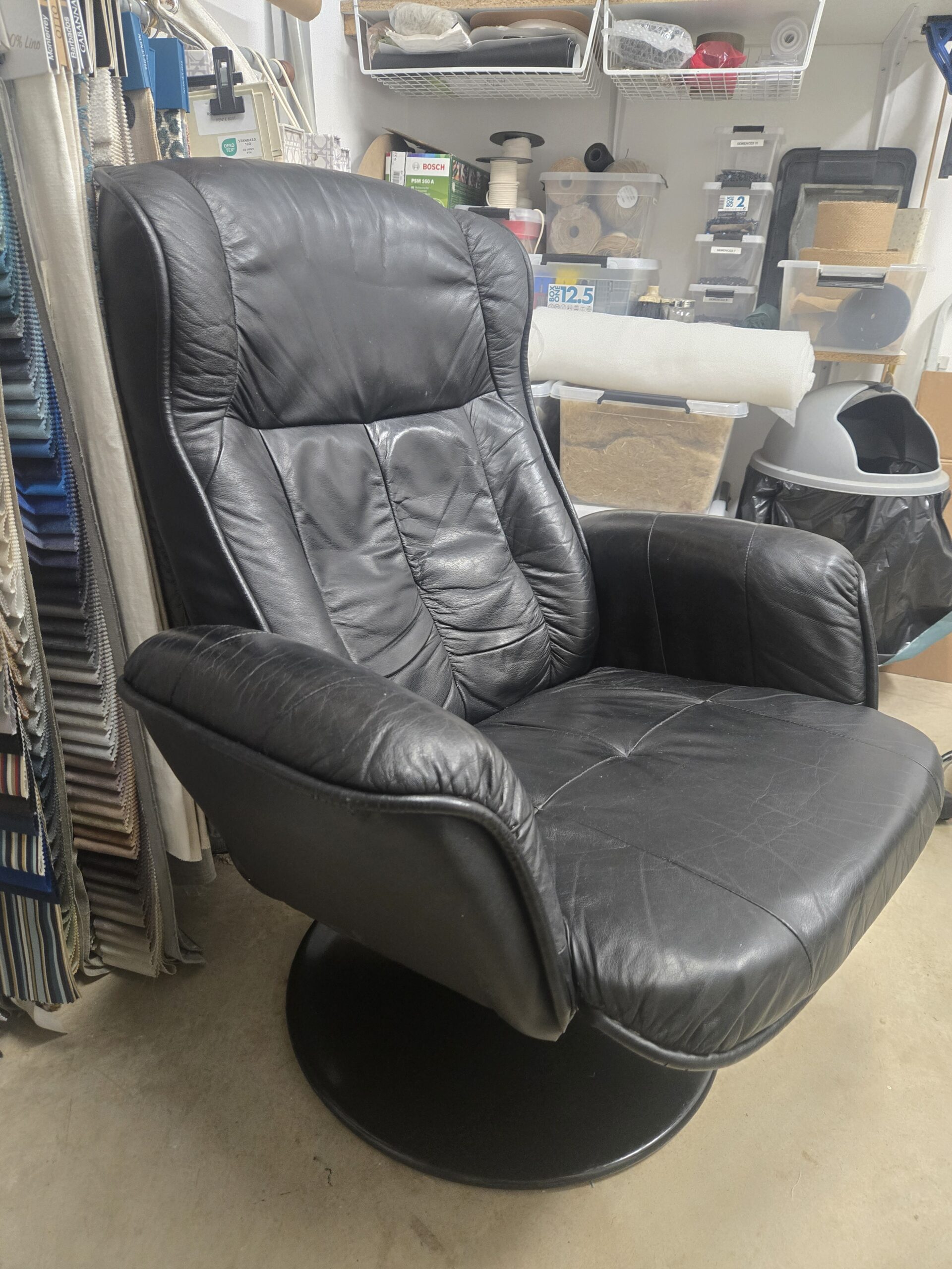fauteuil en cuir des années 80 style anglais qui se bascule vers l'arriere