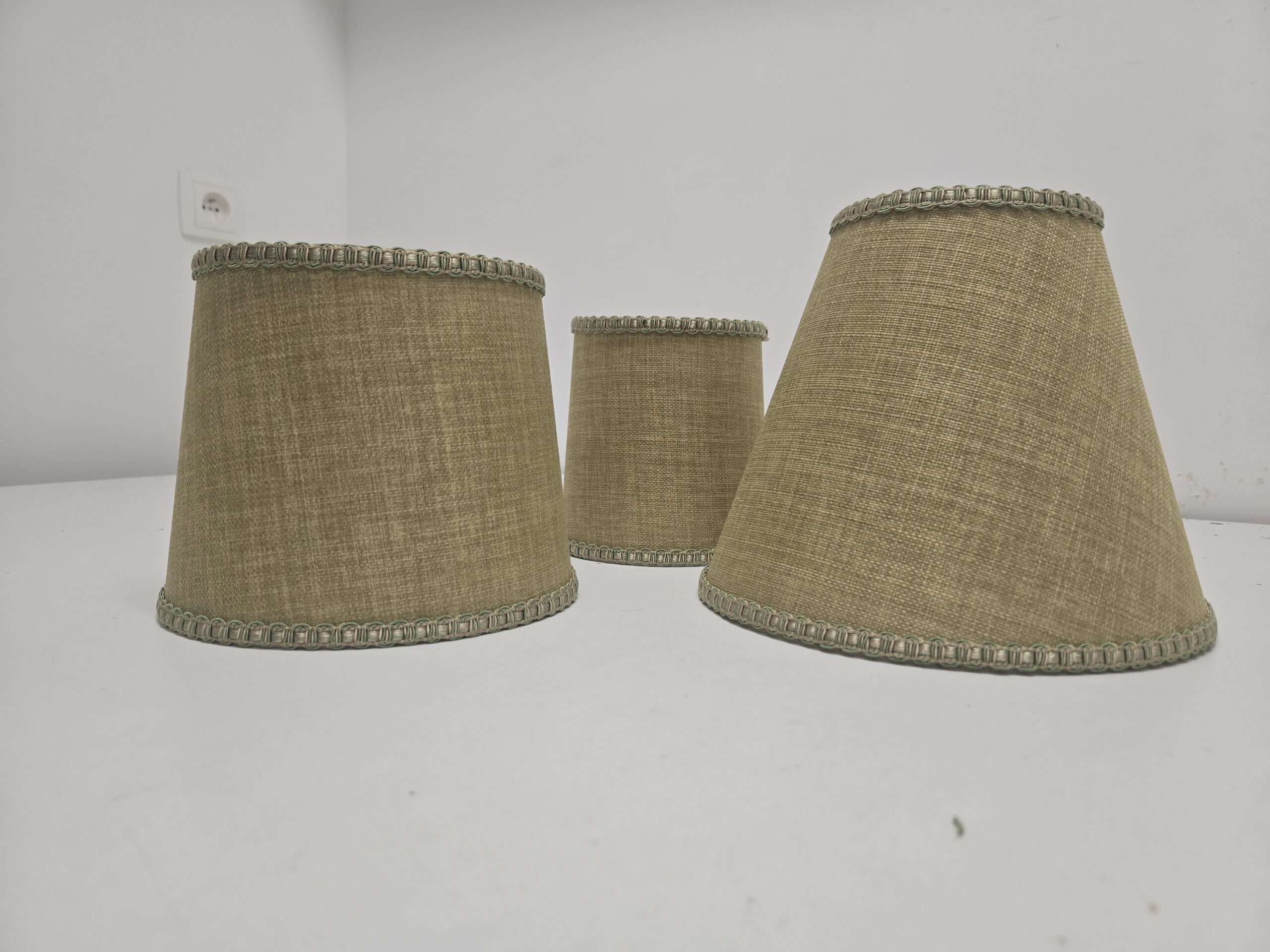 série de 3 abat-jour avec un tissu en lin vert et les bords ont un galon plat assortis
