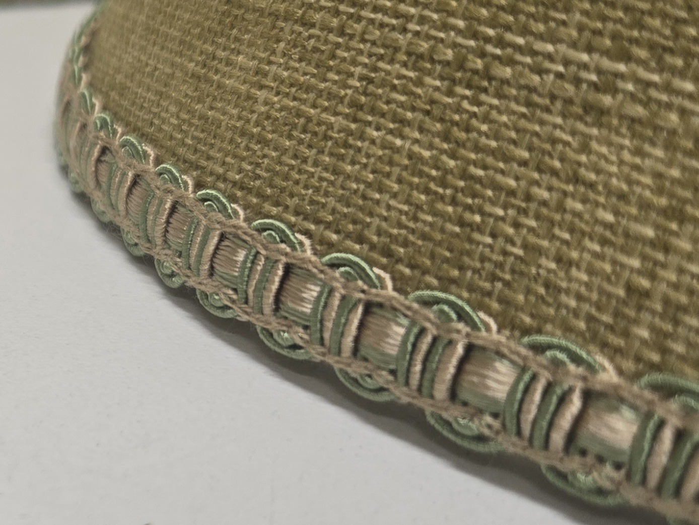 détail du galon plat des abat-jour - galon en vert et beige
