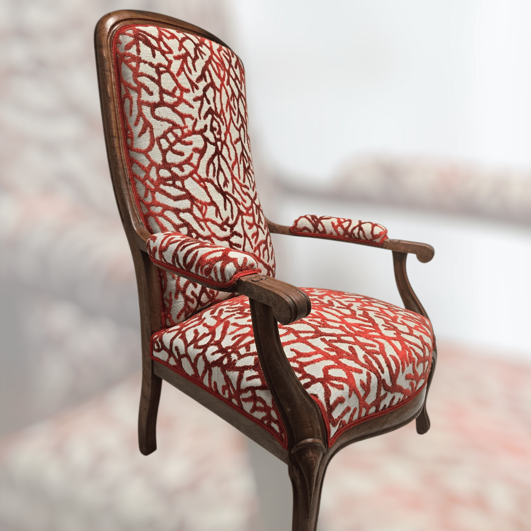 voltaire refait dans un tissu au motif de corail rouge sur fond beige