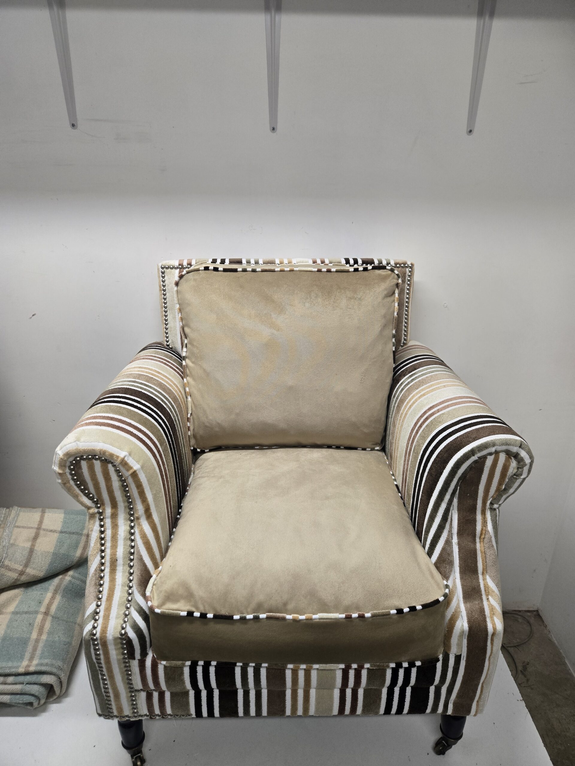 bergére à coussins carré les coussins d'assise et dossier sont beige et la structure et en velours rayé dans les tons de beige à marron