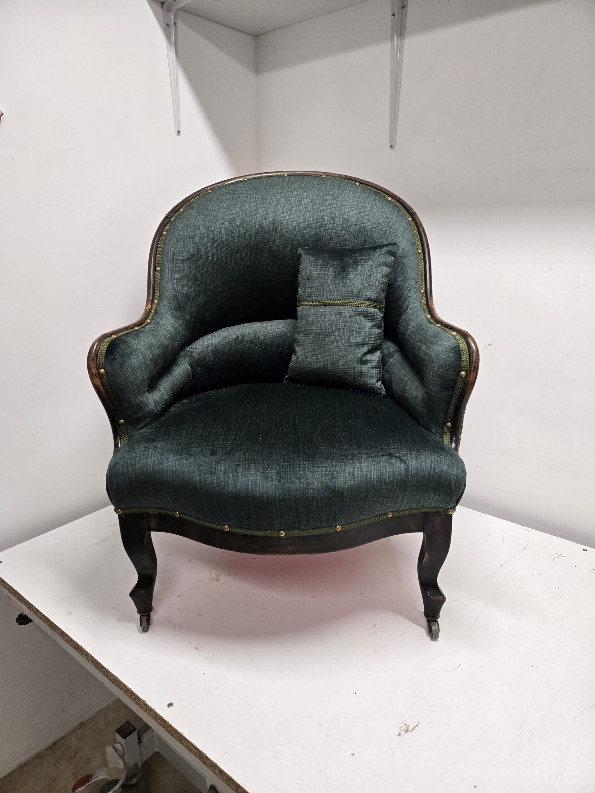 fauteuil crapuad dans un velours vert bouteille uni