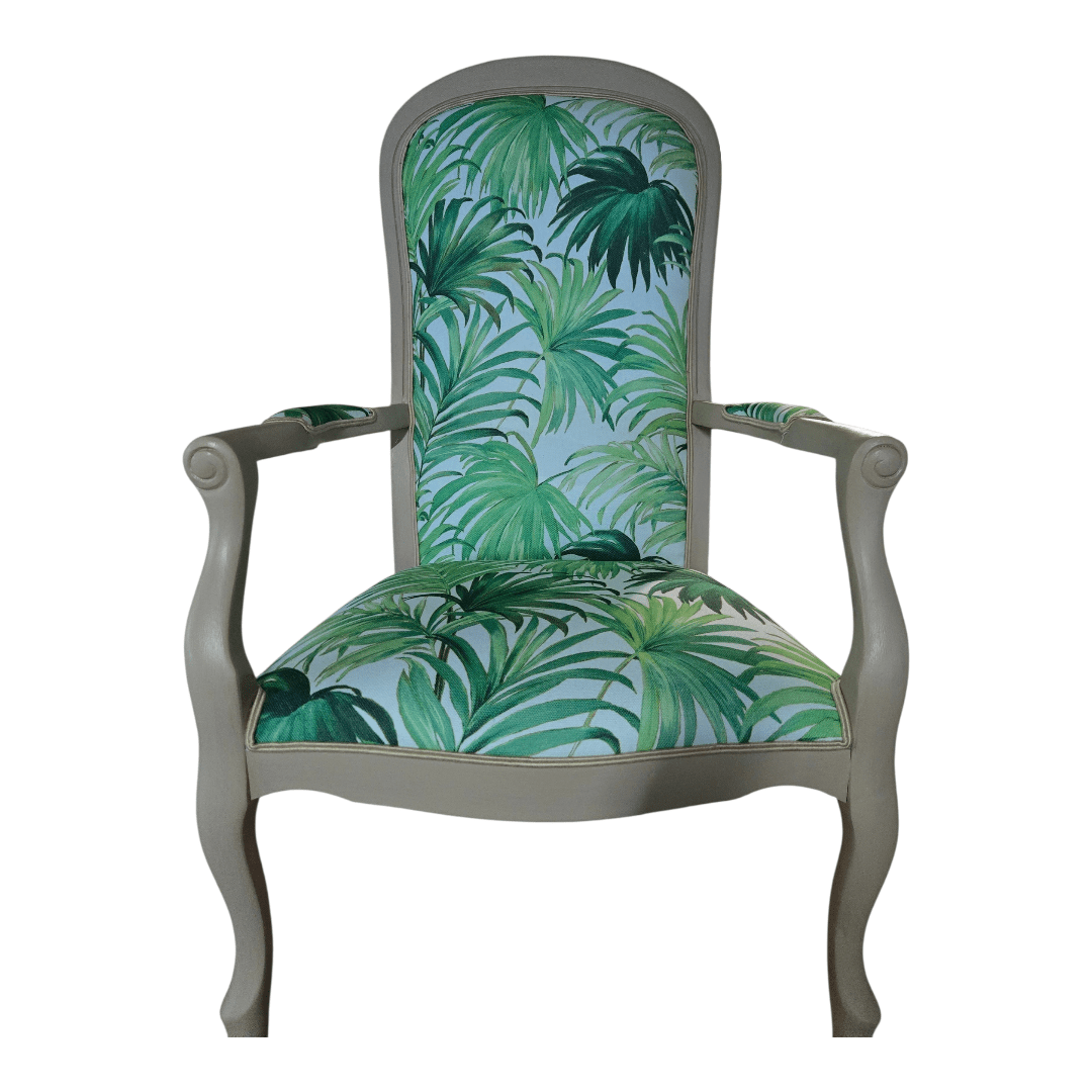 voltaire repeint en beige et un tissu avec aux motifs de grandes feuilles géantes esprit arbre de savane
