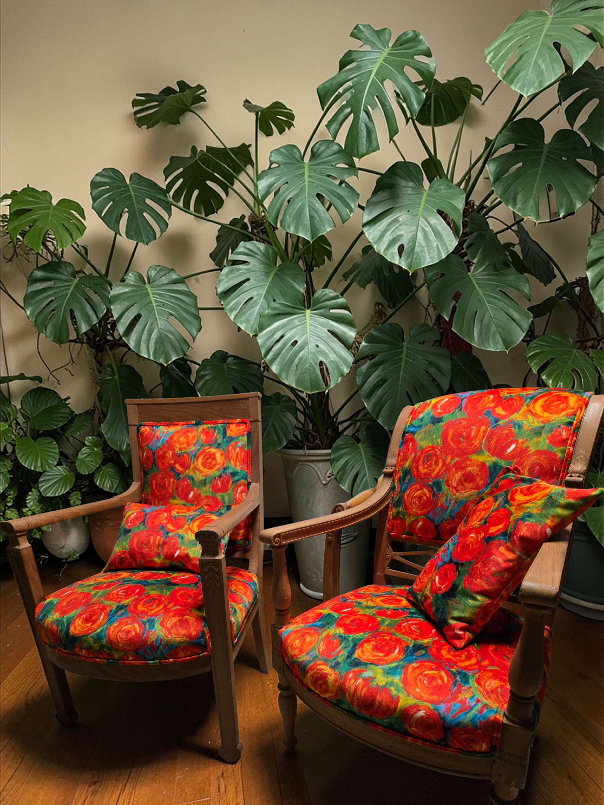 2 cabriolets aerogommés et cirés avec un tissu aux motifs de roses rouges abstraites de chez la Maison ESTERELLE